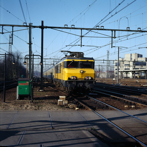 849417 Afbeelding van de electrische locomotief nr. 1629 (serie 1600) van de N.S. met een trein naar Duitsland bij ...
